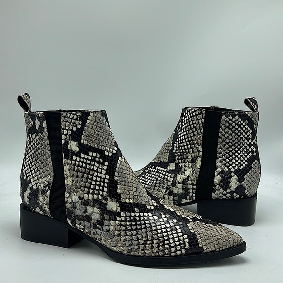 Marc Fisher python snake print ankle boots pointed toe size 7 black white cream - Picture 3 of 6